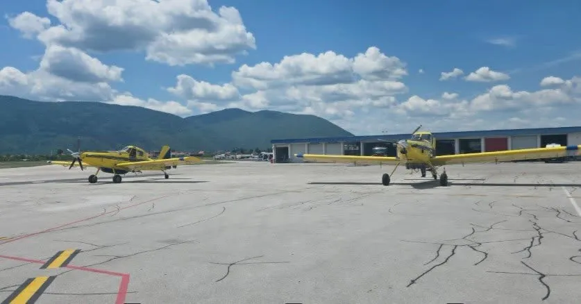 Vjetar onemogućio gašenje požara u Hercegovini: Air tractori prinudno sletjeli u Sarajevo, u akciju se uključio i bivši borbeni pilot