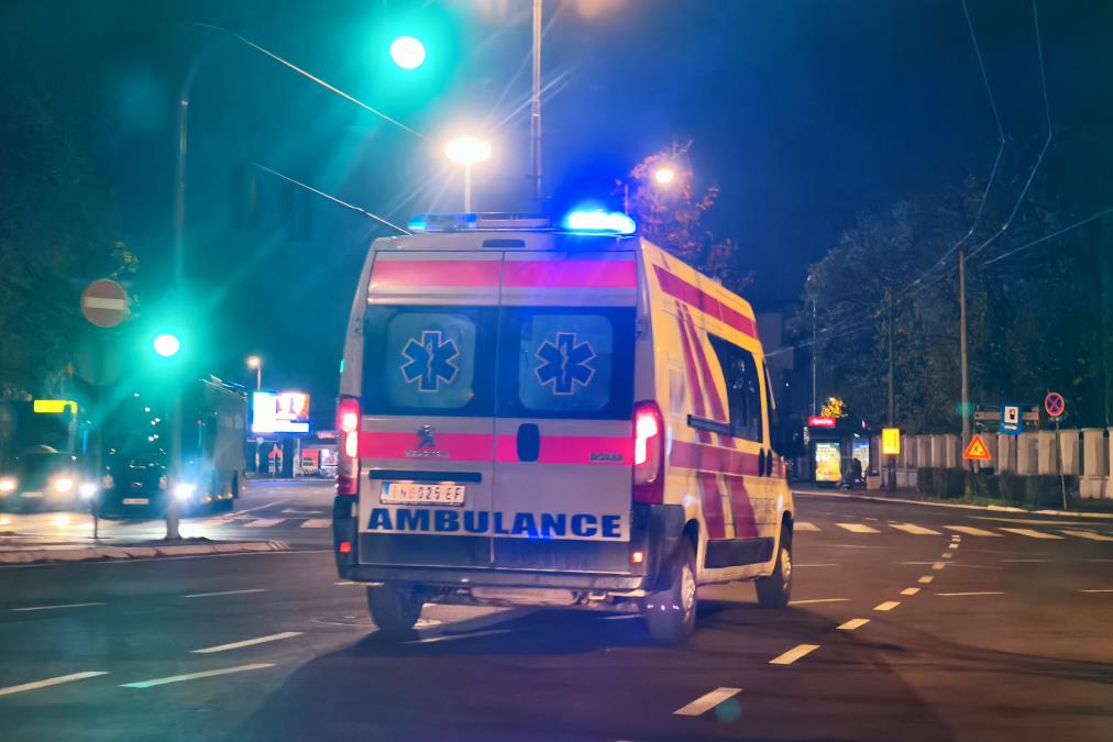 TEŠKA NESREĆA U ZEMUNU: Biciklista odmah prebačen u Urgentni, Beograđani se lekarima Hitne noćas najviše žalili na ovu muku