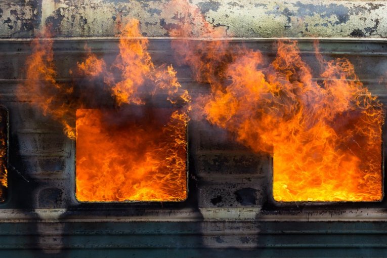 SKORO 140 LJUDI POVREĐENO! Izbio požar u metrou, voz ostao zarobljen u tunelu!