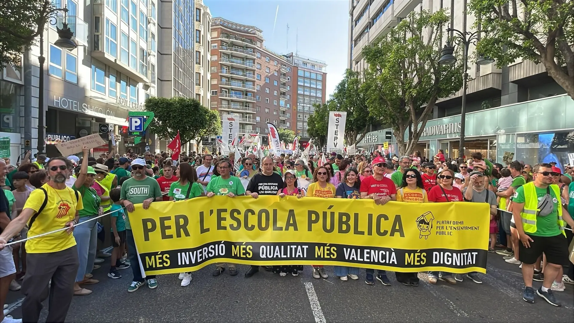  Una marea de profesores y familias llena Valencia tras 10 días de huelga: "Es para mejorar la atención de nuestros hijos" 