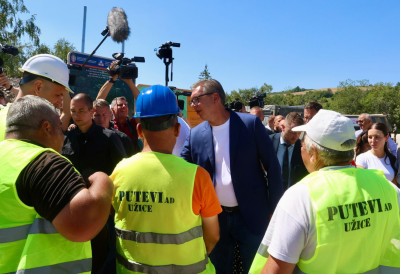 (ФОТО, ВИДЕО) ПРЕДСЕДНИК ПОНОВО МЕЂУ НАРОДОМ Вучић обилази радове на путу Ивањица - Сјеница