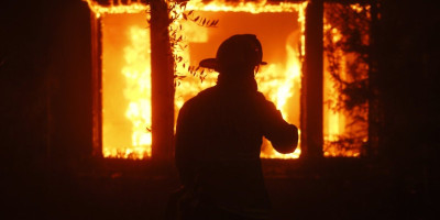 Buktinja u Tuzli: Plamen progutao tri automobila (VIDEO)