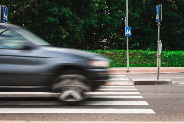 AUTOMOBILOM POKOSIO DEVOJKU NA ULICI, POGINULA NA LICU MESTA! Policija traga za bahatim vozačem!