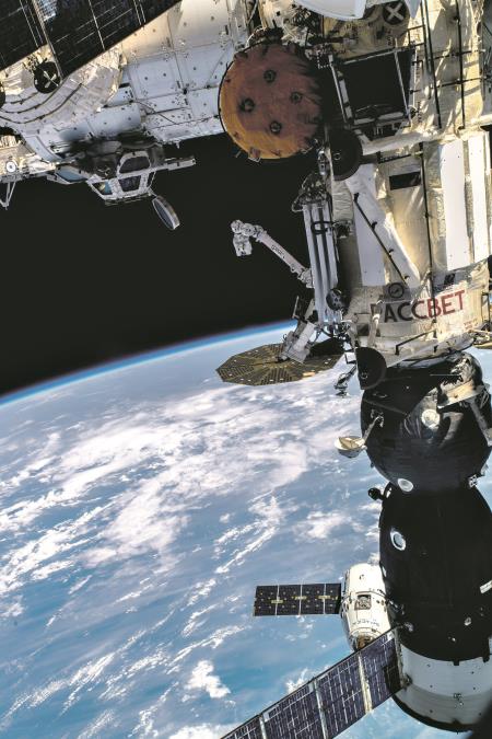 RUSI IZAŠLI IZ MEĐUNARODNE SVEMIRSKE STANICE! Evo šta trenutno rade ruski astronauti - POGLEDAJTE SVEMIRSKU ŠETNJU (VIDEO)