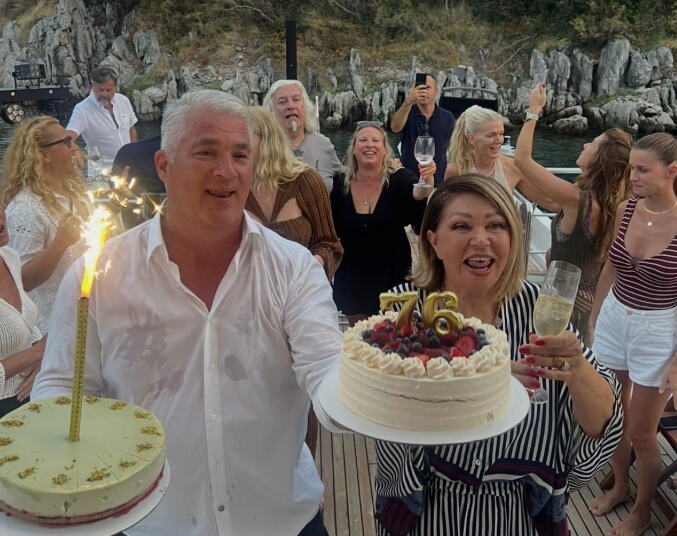 KRSTARENJE BOKOM, ŠAMPANJAC, PRSKALICE I TORTE! Neda Ukraden uz ludu žurku na brodu proslavila rođendan (VIDEO)