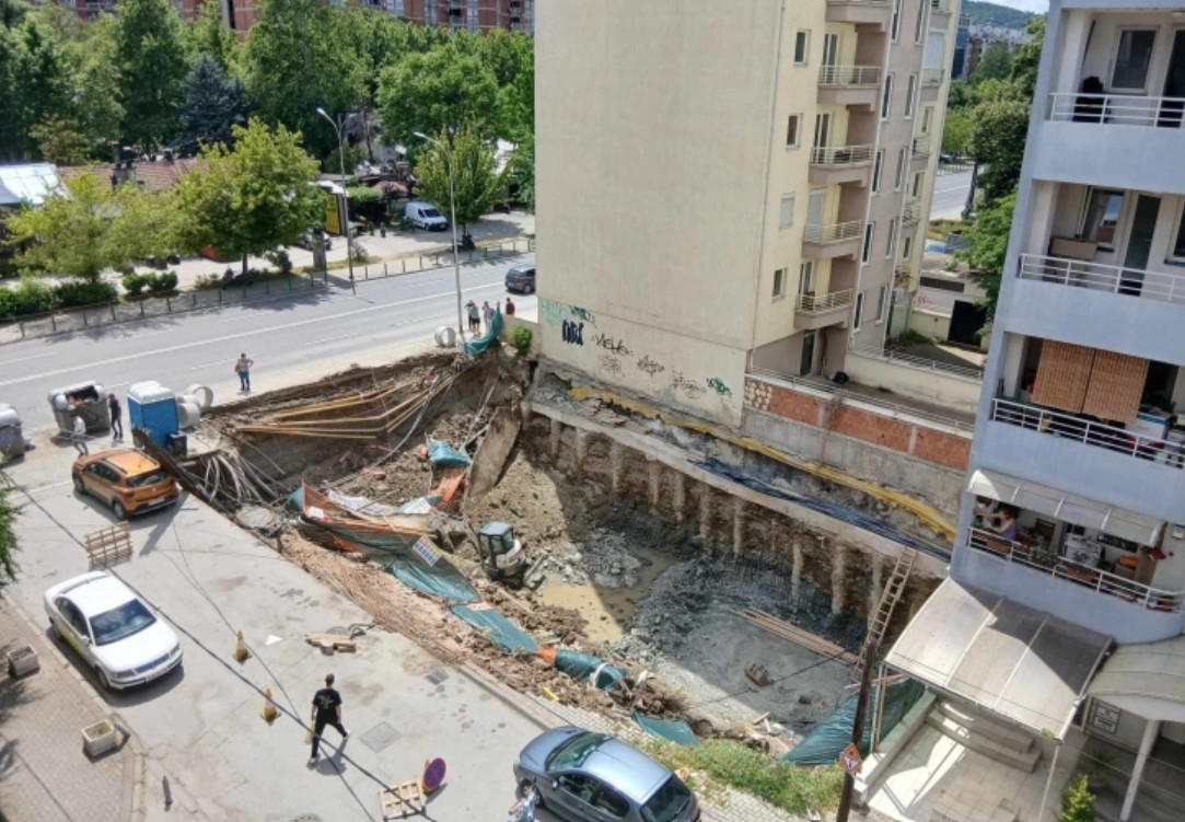 BAGEROT KOJ JA KOPAL DUPKATA VO SKOPJE BIL ZATRUPAN SO ZEMJA - za sreќa vozačot navreme izlegol