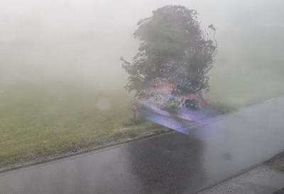(FOTO/VIDEO) Stravično nevreme razorilo Sloveniju: Sručio se grad veličine oraha, vetar nosio krovove kuća i rušio drveće - dramatične scene iz komšiluka