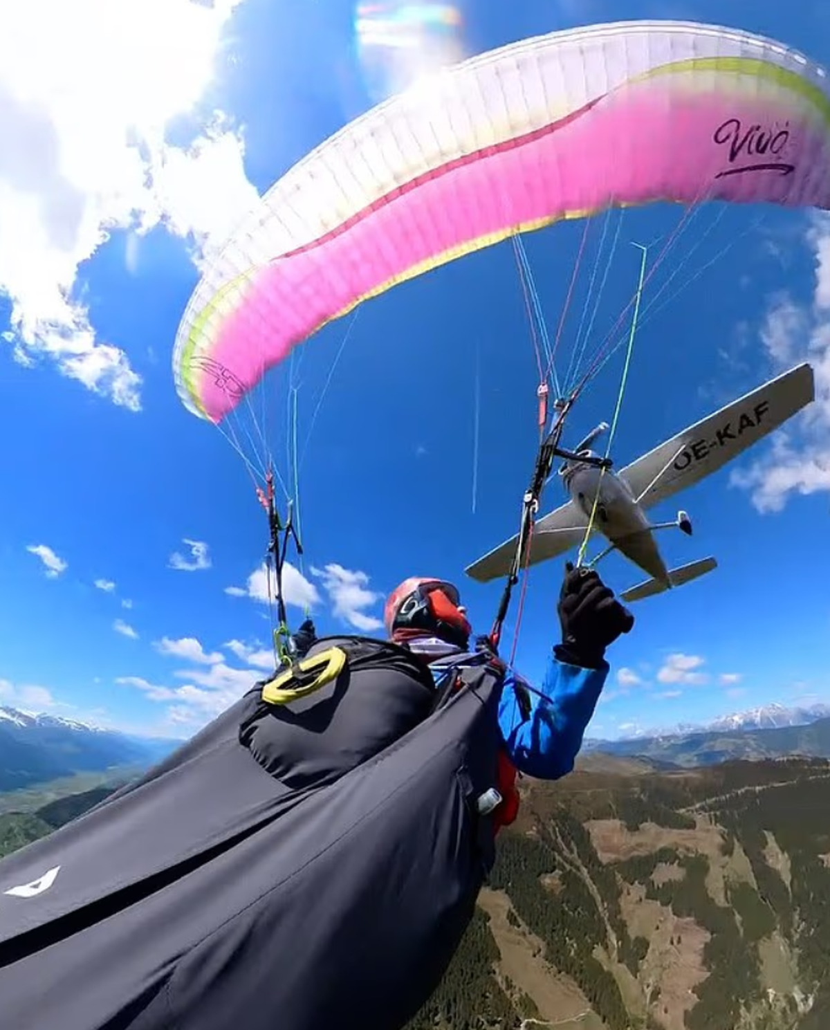 VIDEO Avion udario u paraglajdericu iznad Alpa, rastrgao joj padobran