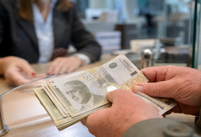 Stižu pare na račune, nekima i trostruki iznos: Detaljan kalendar isplata u septembru - ko dobija 18.000, a ko 35.000 dinara