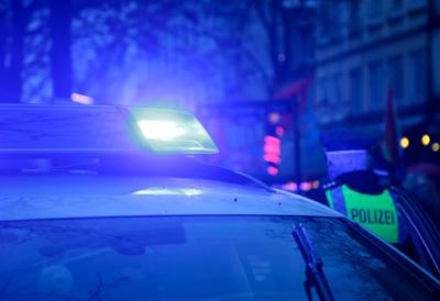 Prolaznici posmatrali kako žena LEŽE NA ŠINE pod voz, a njihova reakcija je ZGROZILA JAVNOST - sad im preti i zatvorska kazna