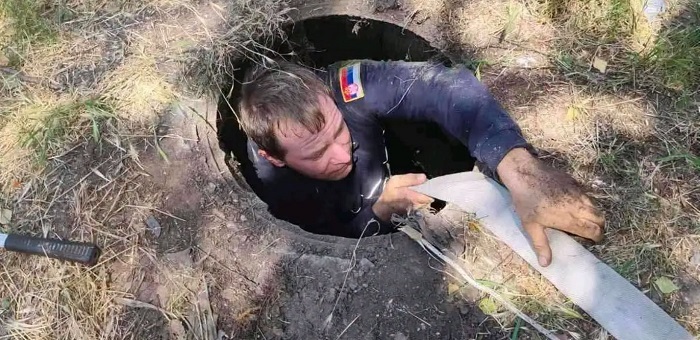 Heroji vatrogasci iz Crepaje: Spasili mače iz septičke jame