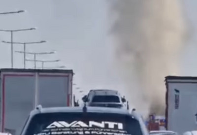 (VIDEO) Plamen PROGUTAO vozilo na mostu Beška: Kilometarske kolone u smeru ka Beogradu, vatrogascima otežana intervencija