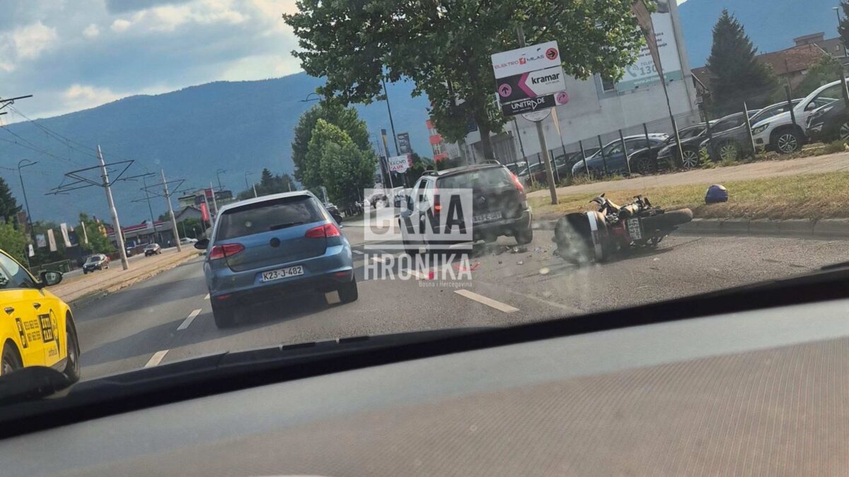 Teška saobraćajna nesreća u Sarajevu: Sudar motocikla i automobila na Stupu