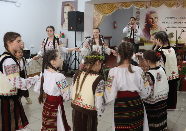 O punte între generații  prin cântec și tradiție