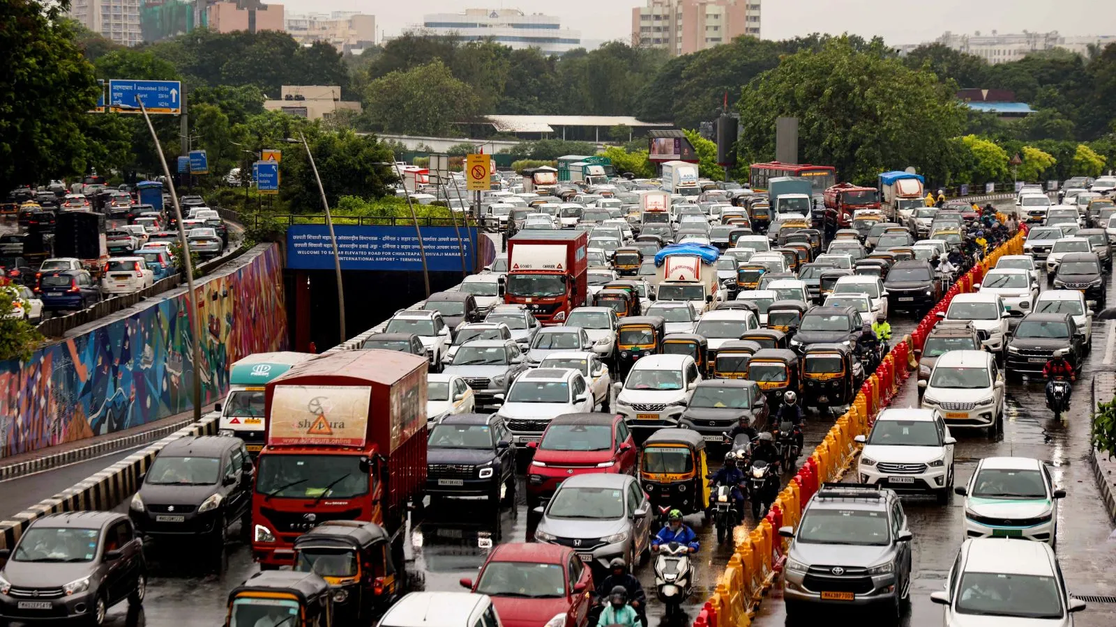 NHAI identifies 595 accident-prone unauthorised parking areas on highways after Supreme Court order