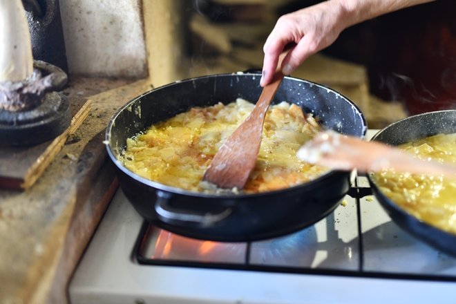 Obiskala sem planšarje in izvedela, kako pripravijo pravo tolminsko friko