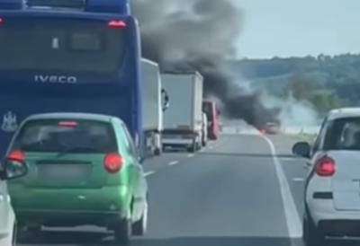 Zastoji na auto-putu u smeru ka Nišu: Plamen guta automobil, prizor je dramatičan (VIDEO) 
