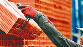 Materiales más caros y poco trabajo: la construcción resiste a media máquina