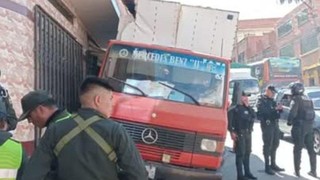 Camión se sube a la acera y arrolla a cuatro peatones en La Paz 