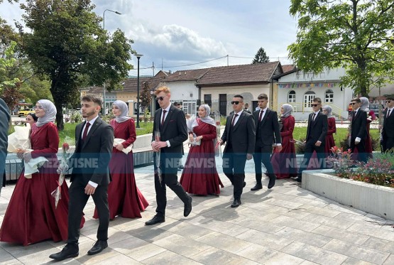 Matura 3. generacije Medrese: Mladost i ljepota prošetala Banjalukom (FOTO, VIDEO)