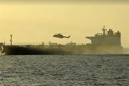 Objaveno e video od akcijata: Britanskite marinci koristele jažinja za da se spuštat vrz ruskiot tanker za nafta što go zaplenija