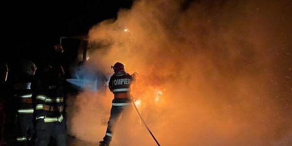 Un incendiu a distrus tractorul unui agricultor din Suceava, după ce și-a lăsat bateria conectată