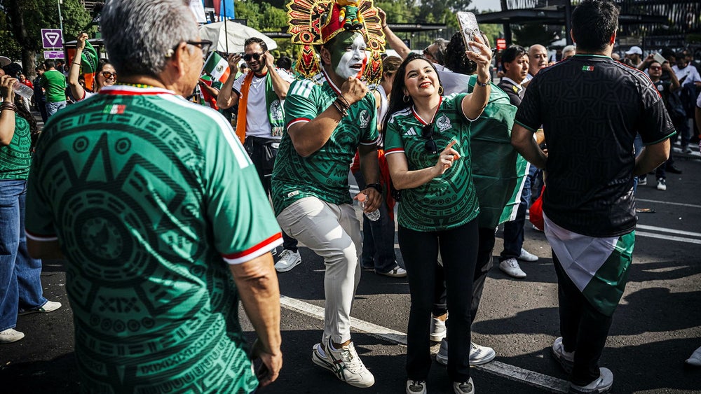 Folkfest när Mexiko vann VM-premiären – oroligt utanför arenan
