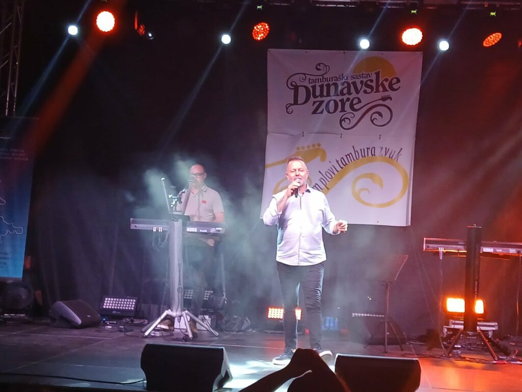 Tamburaško veče “Dunavom plovi tambura zvuk” u Borovu okupilo nekoliko stotina učesnika i posetilaca