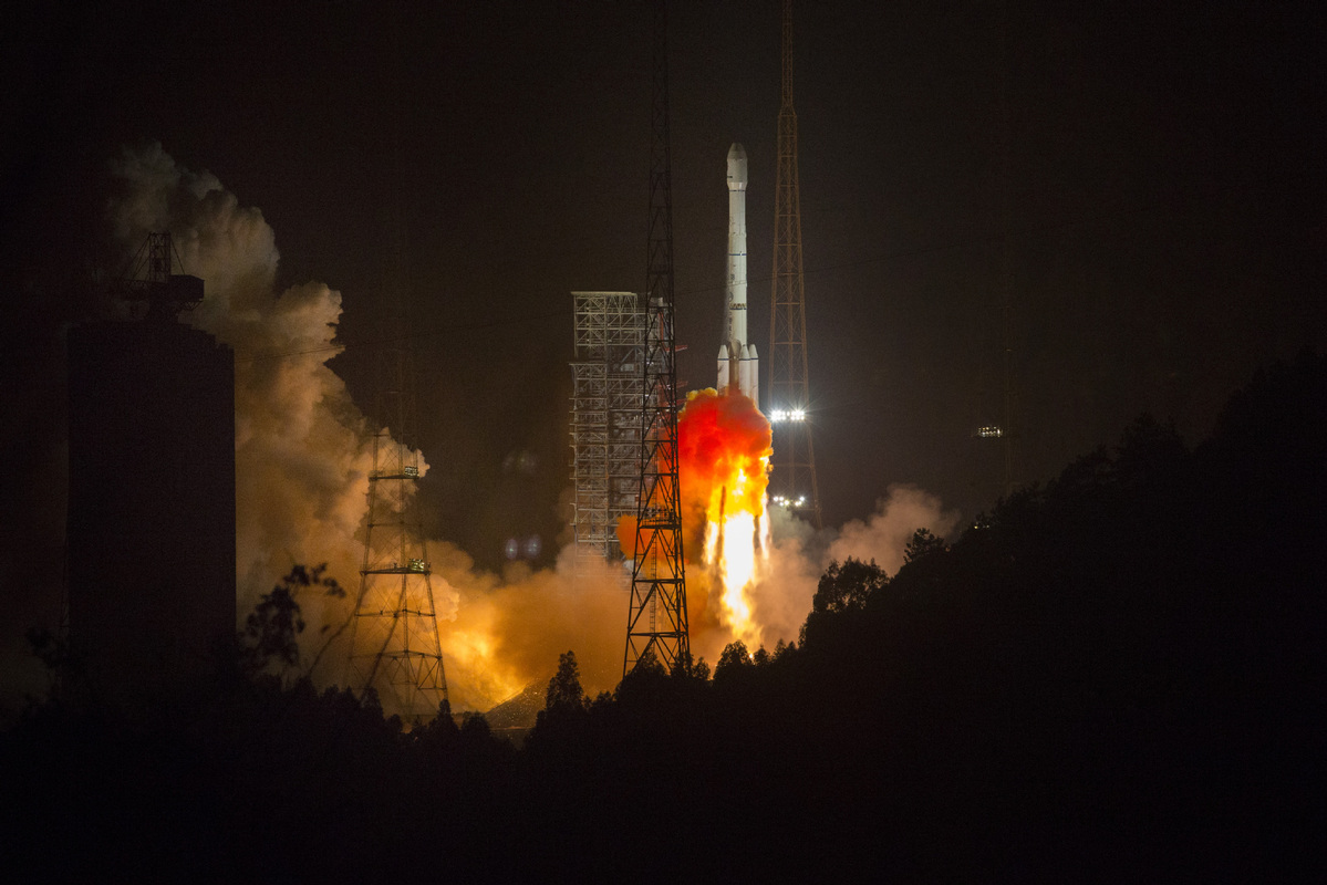 
Chinese, Algerian presidents hail successful launch of communications satellite
