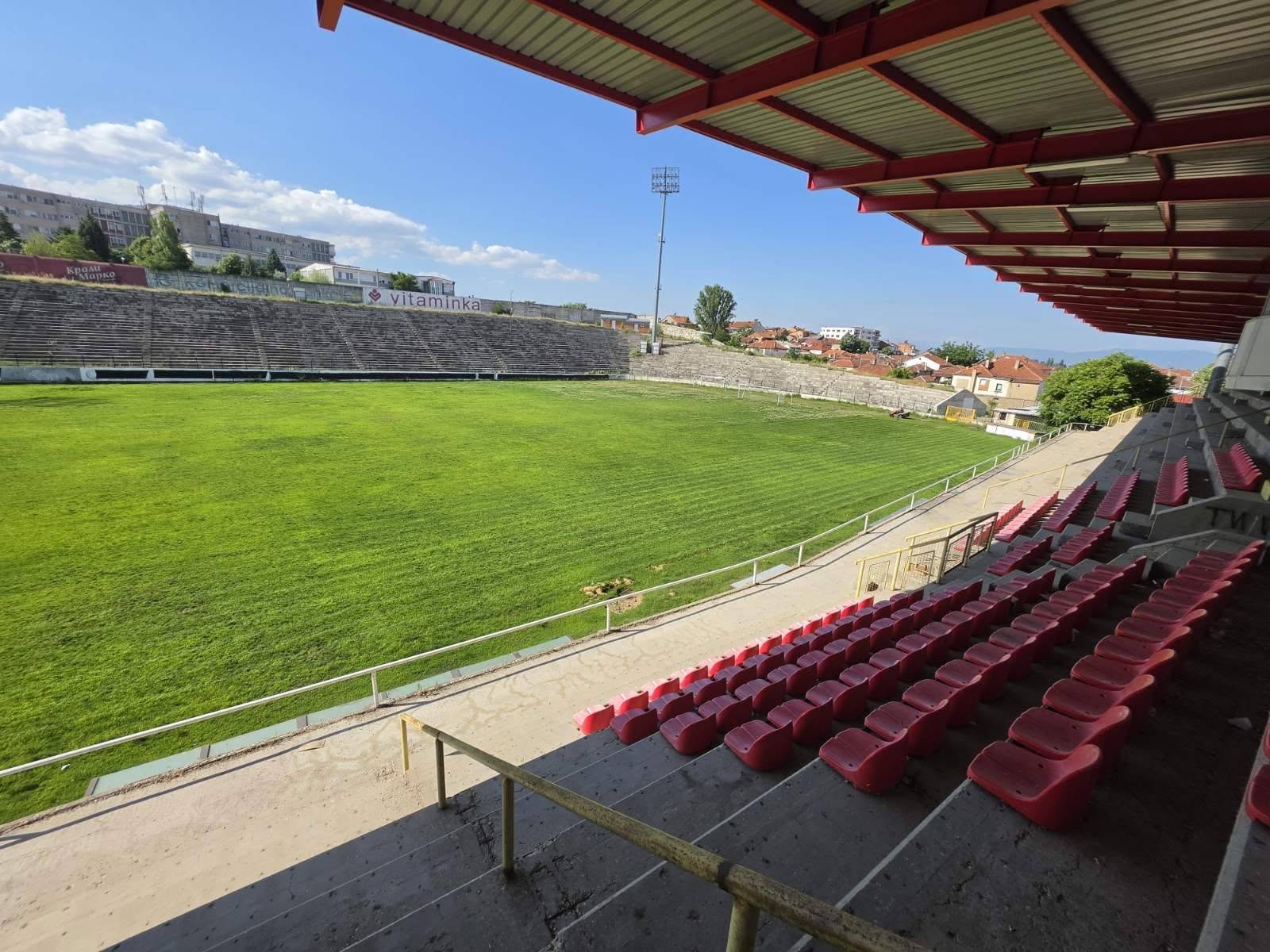 Terenot na gradskiot stadion e iskosen i razzelenet, no od klub i fudbaleri ni traga vo Prilep