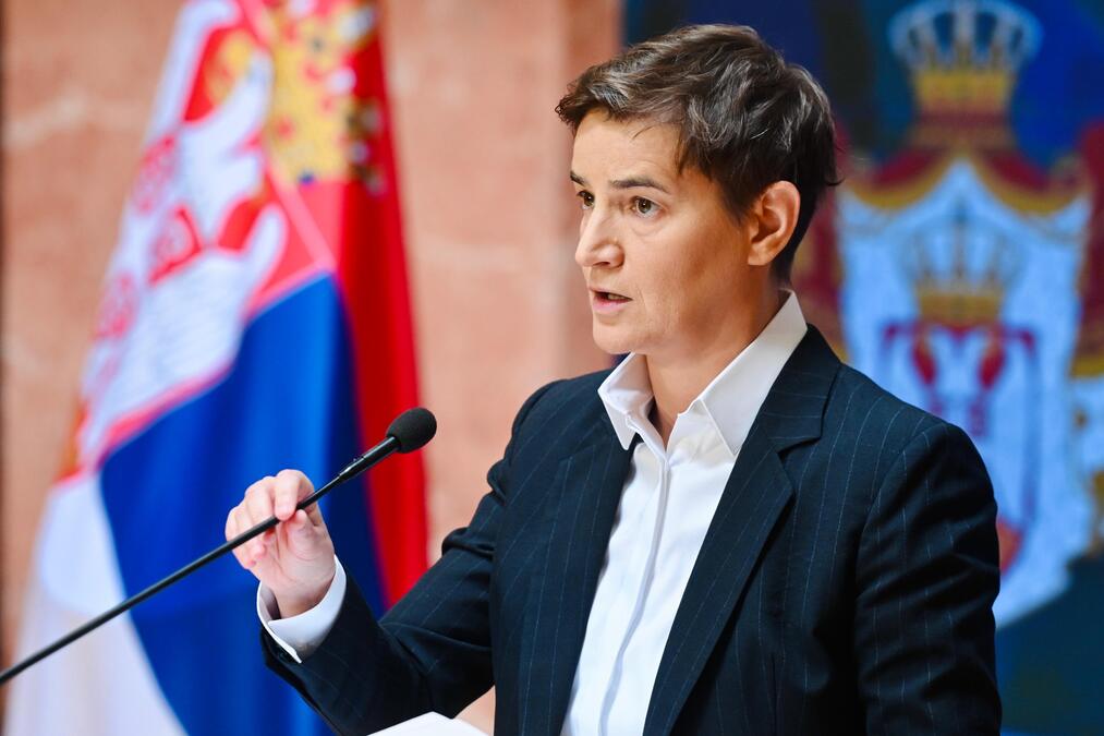 "LAKŠE MI JE BILO KADA SU NAS GAĐALI DIMNIM BOMBAMA" Brnabić: Ovo mi je najteža sednica, ovo je više od političkog rijalitija! Ako treba da radimo i do 3 ujutru