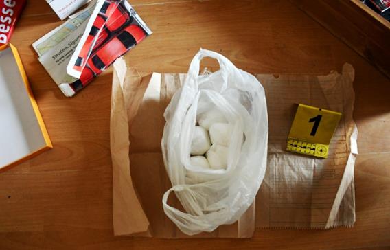 ODUZETI MDMA, MARIHUANA I PEČURKE: Hapšenje u Kragujevcu, lisice stavljene na ruke muškarcu (49)!