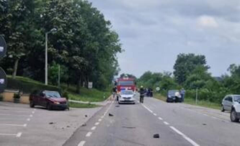 U teškoj nesreći u Svilajncu povređene tri osobe: Jedan auto skroz smrskan, na terenu su vatrogasci i Hitna (FOTO)