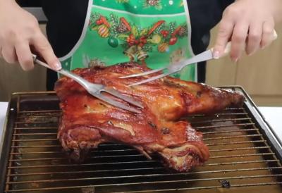 Recept za NAJHRSKAVIJU PRASEĆU KOŽICU - Evo zašto je praseće pečenje veoma zdravo u ishrani i kako da ga pripremite u rerni (VIDEO)