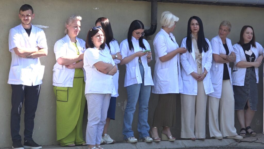 Nastavljeni protesti podrške ukapšenim direktorima zdravstvenih i obrazovnih ustanova