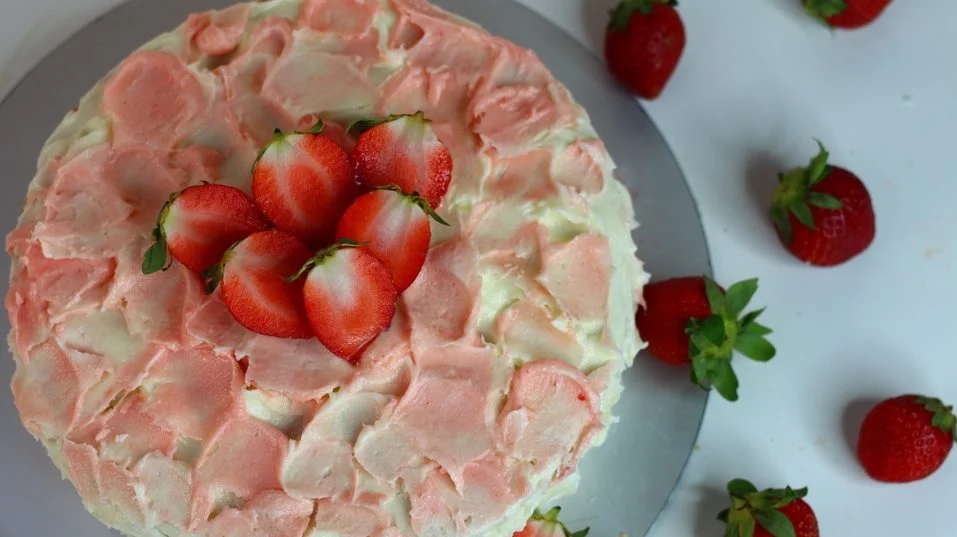 Najlepša torta sa jagodama, recept za poslasticu kao iz poslastičarnice