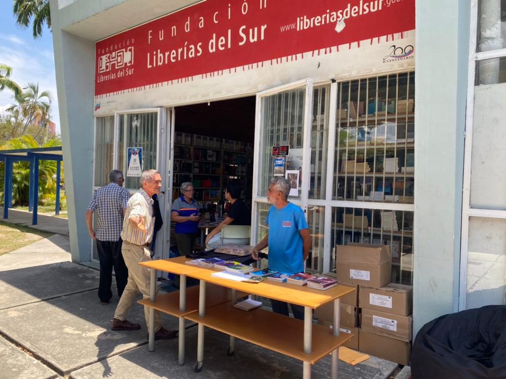 Plan «25 para el 25» regala libros a los jóvenes