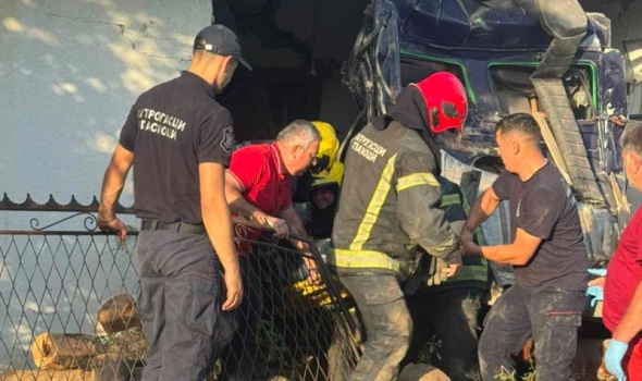 Teška nesreća u Velikim Pčelicama: Kamion uleteo u kuću, poginuo suvozač (FOTO)