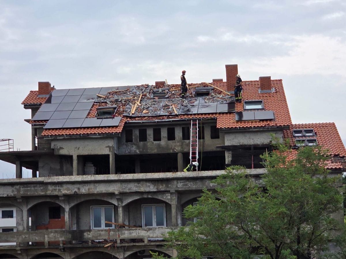 SNAŽNO NEVRIJEME POGODILO RAB: Poplavljeni objekti, stradali krovovi, sve vatrogasne snage na terenu