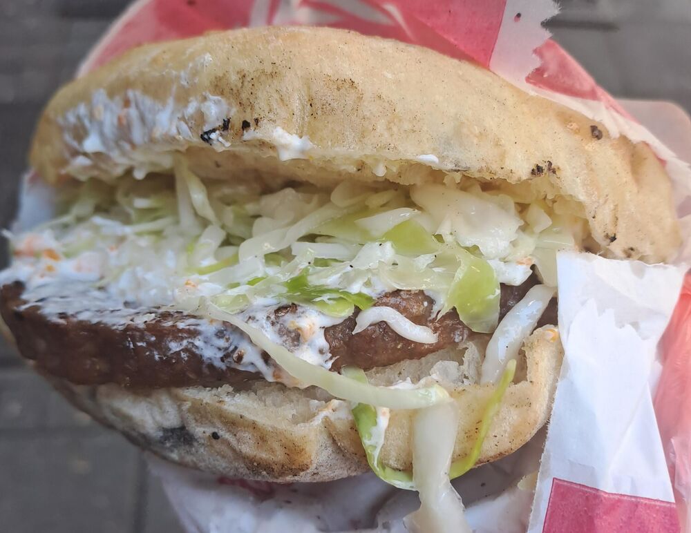 Punjena pljeskavica 1.700 dinara, a tek 10 ćevapa! Ljudi besni zbog cena u jednoj pečenjari, koja je ovo fora?!