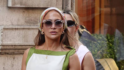 Jennifer Lopez i odmor u Rimu: Kako je stiizovala letnji trend haljina sa jednostavnim, metalik japankama?