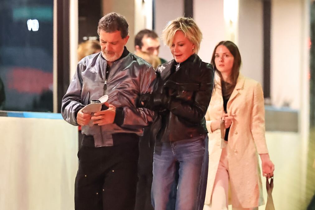 Paparaci uhvatili Antonija Banderasa i Melani Grifit u šetnji 12 godina od razvoda: Mnogi smatraju da njihov odnos nije baš "normalan"