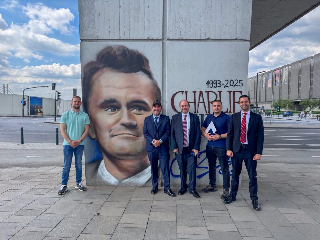 Čarli Kirk stoji ponosno na ulicama Beograda! Balkan Watch posvetio mural borcu za bolji svet