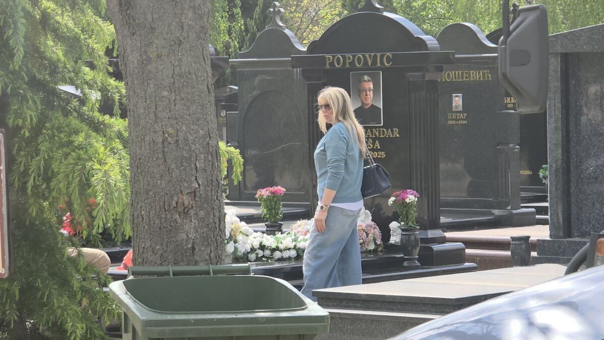 UDOVICA SAŠE POPOVIĆA NA POBUSANI PONEDELJAK IZAŠLA NA GROBLJE: Sama kadi večnu kuću estradnog maga - Simbolika praznika ostaviće vas bez reči (FOTO)