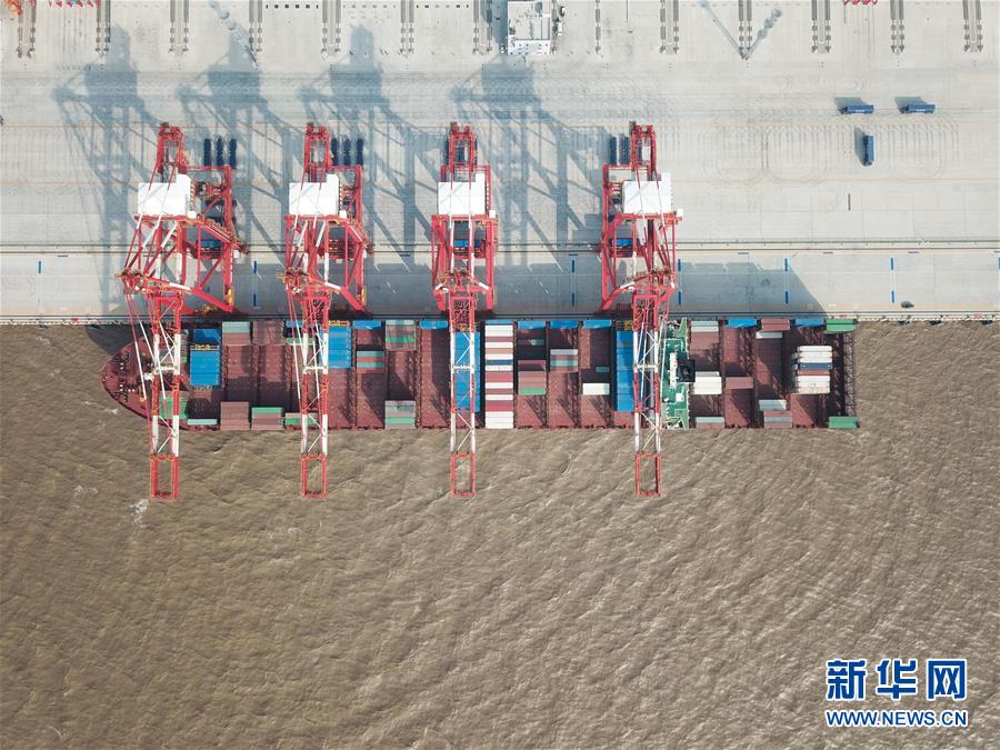 
World's largest automated container terminal starts operation in Shanghai
