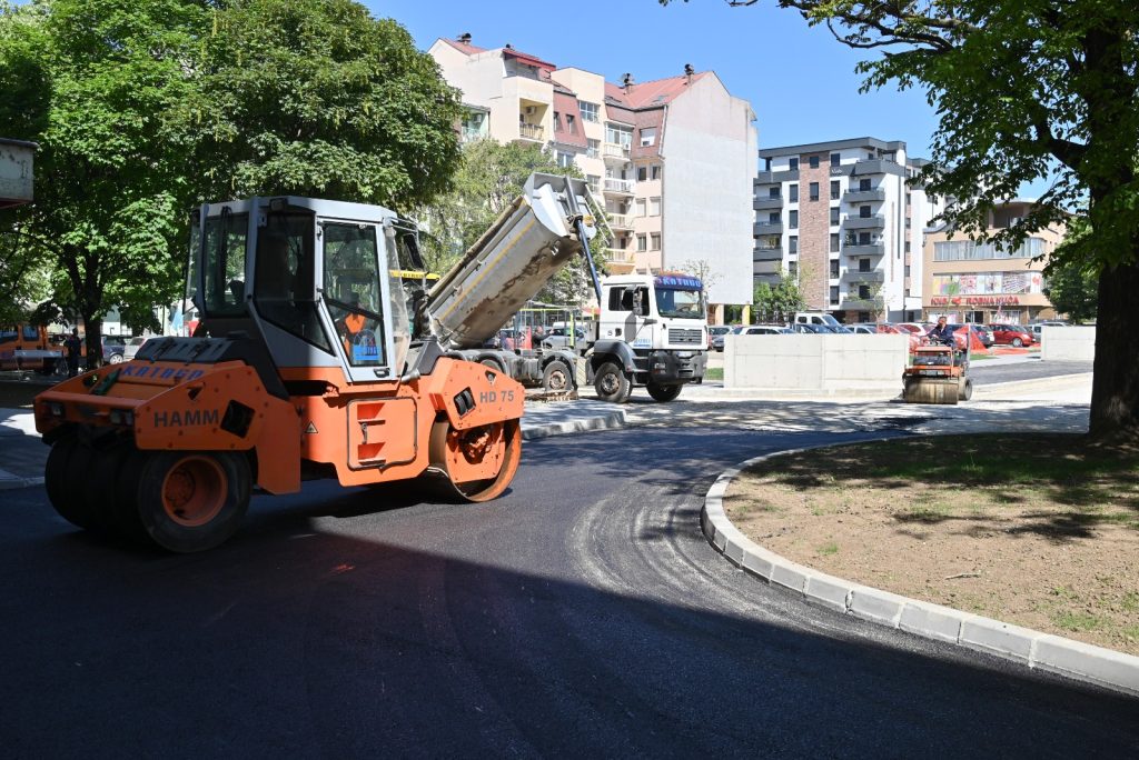 Radovi u završnoj fazi: Počelo asfaltiranje urbanog džepa Apoteke u Rumi