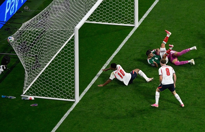 10-man England beat Mexico 3-2 to enter quarterfinals