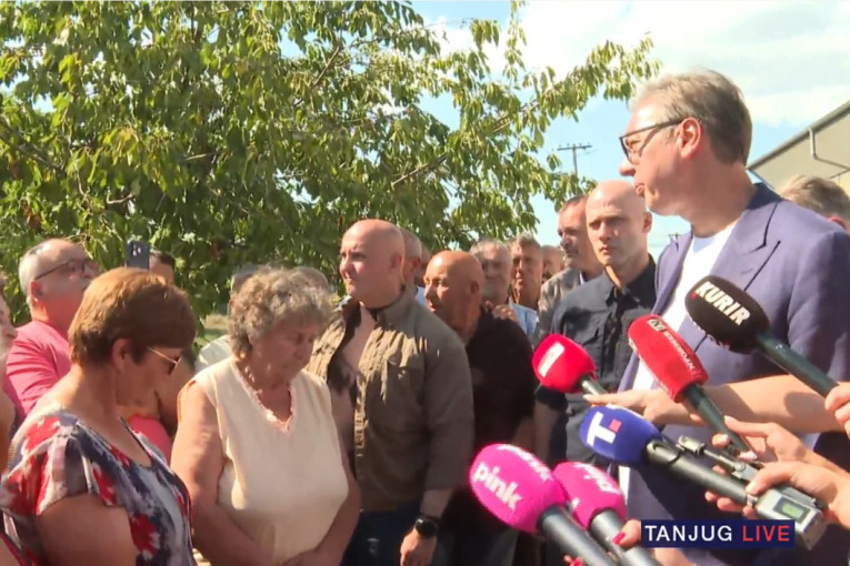 Уживо Вучић у селу Витошевац код Ражња: Најавио улагања у водоводну мрежу и путну инфраструктуру (ФОТО/ВИДЕО)