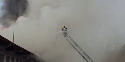 Pakao na Zvezdari: Požar u Ustaničkoj, crni dim progutao zgradu