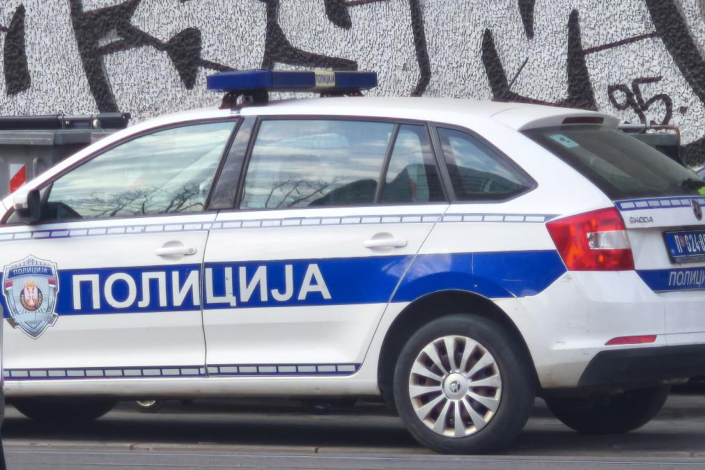 NAMAMILI GA ISPRED KUĆE, PA POKOSILI KOLIMA I PRETUKLI! Od siline udara IZBILI KAPIJU, ali se tu nisu zaustavili: Mladić pretrpeo JEZIVE povrede, motiv DEVOJKA?